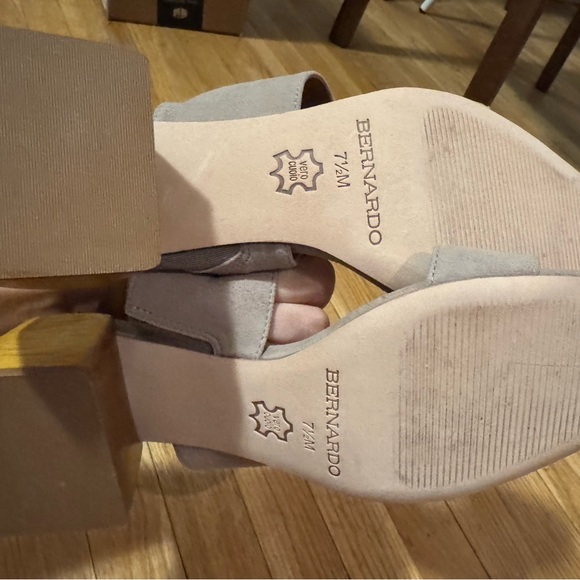 Bernardo leather Block Heel Sandals - Picture 5 of 5